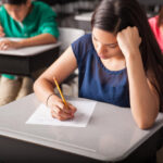estudantes fazem prova, redação do enem; prazo de inscrições no fies