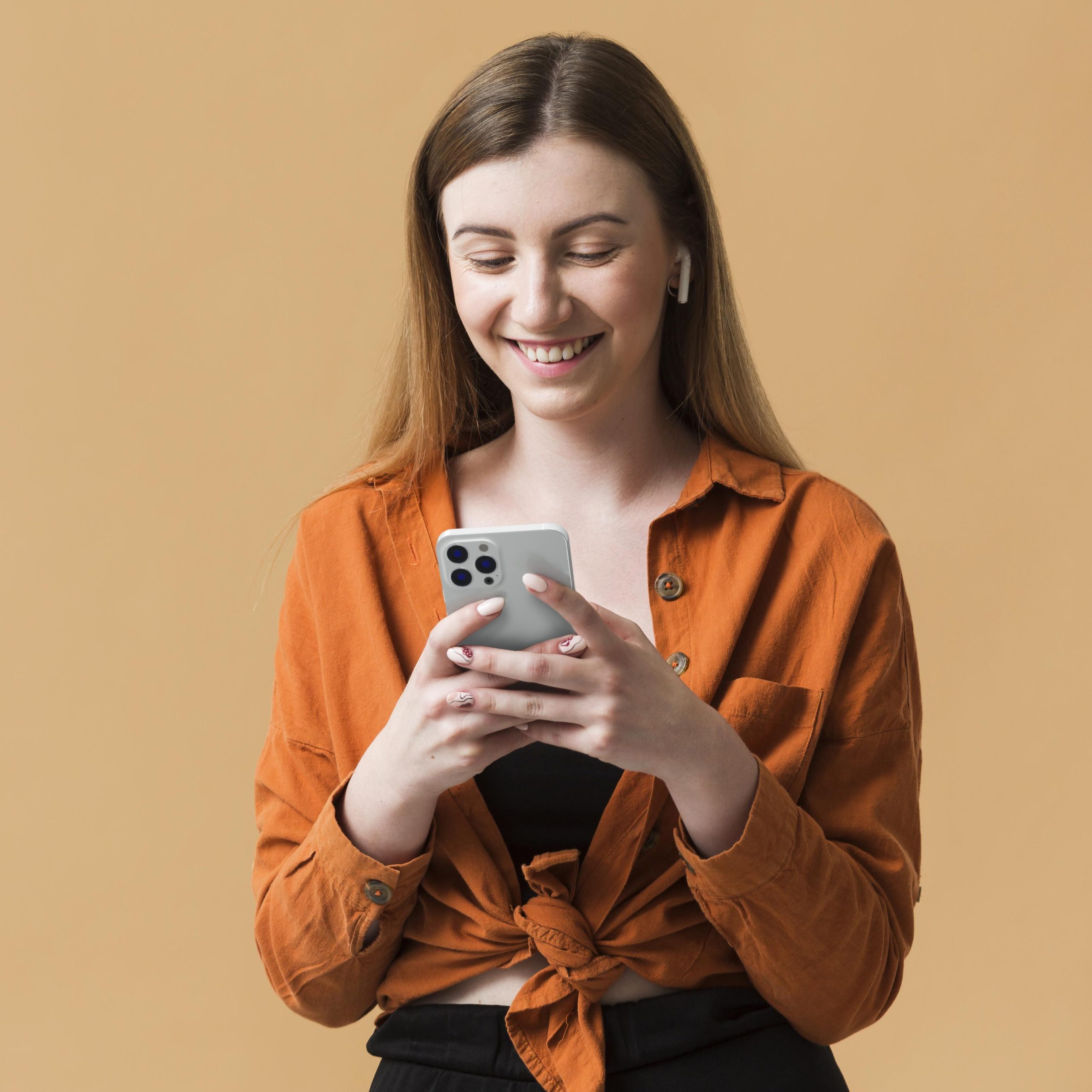 mulher recebendo mensagem da comunidade lá vem o enem no whatsapp