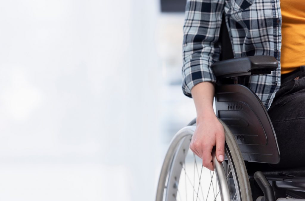 Pessoa com deficiência em cadeira de rodas