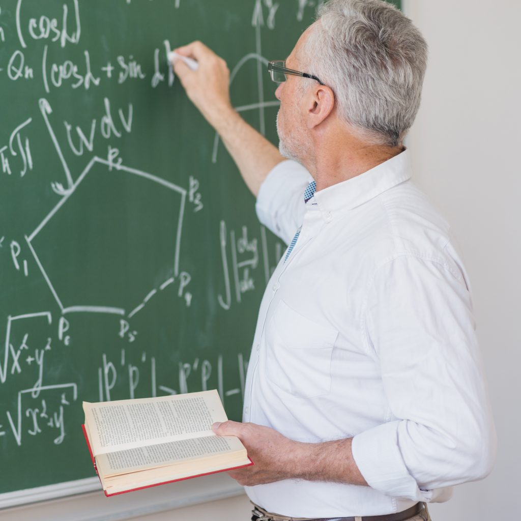 Professor ensinando matemática.