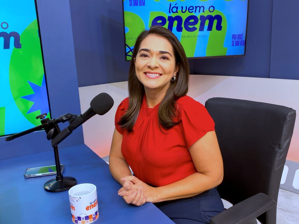 Zuila David no estúdio do videocast Lá Vem o Enem