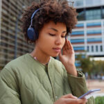 Estudante ouvindo música
