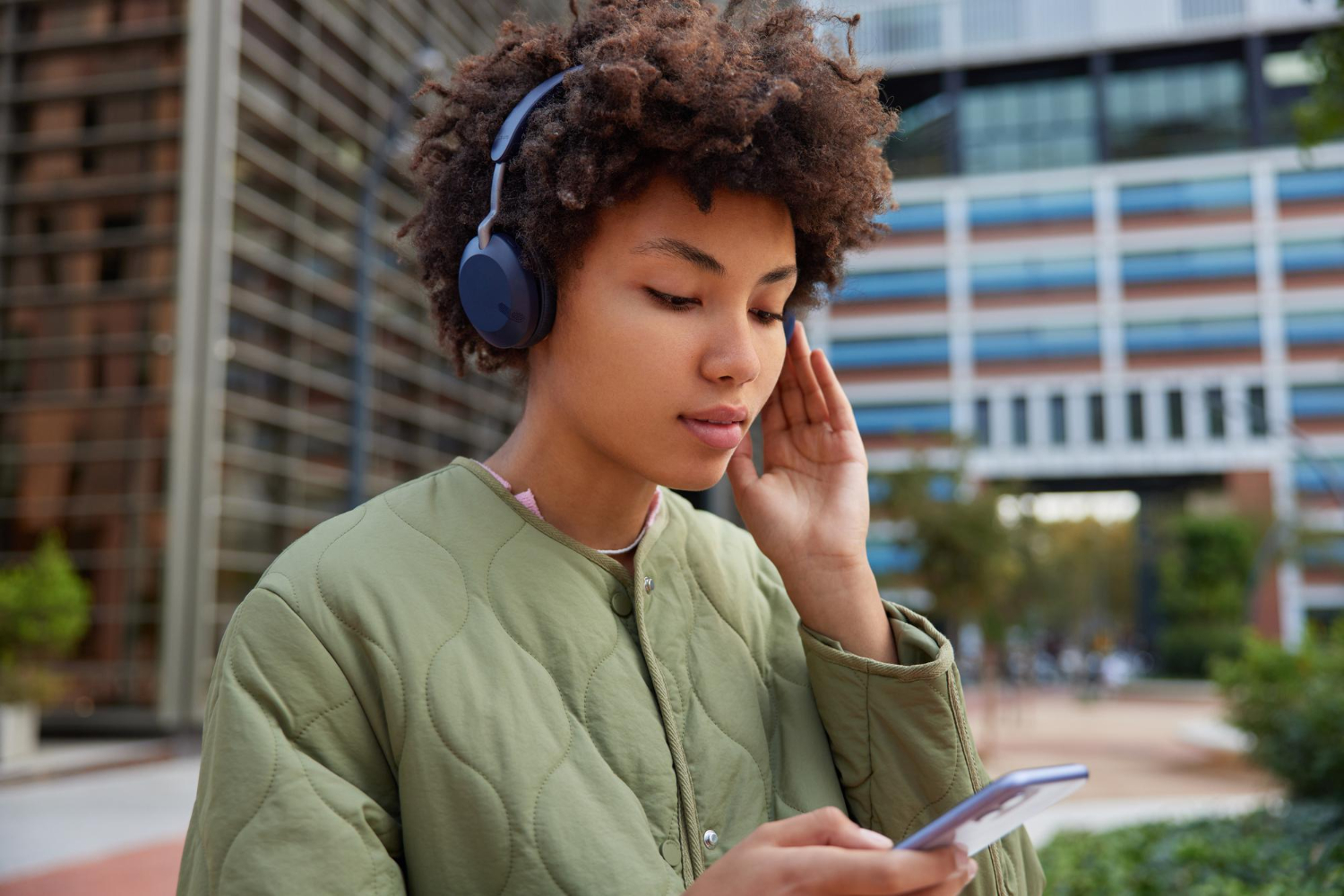 Estudante ouvindo música